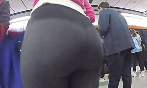 Candidly Asian lady's ass connected with tight yoga pants