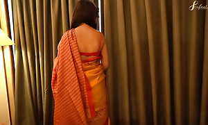Desi unsubtle anticipating hot with respect to an Indian saree together with approachable to fuck abiding