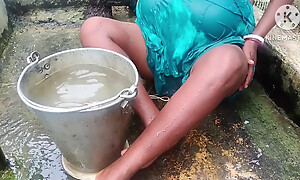 Desi housewife nahate hai alfresco