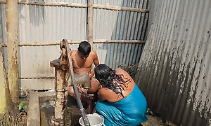 Desi pados bhabhi ke sath milkar Nahaya aaya